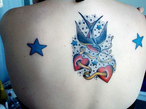 背部彩色燕子与爱心五角星纹身图片