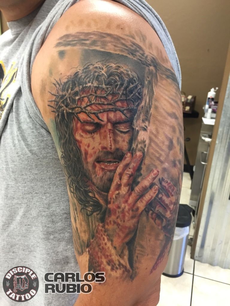 大臂彩色耶稣与十字架纹身图案