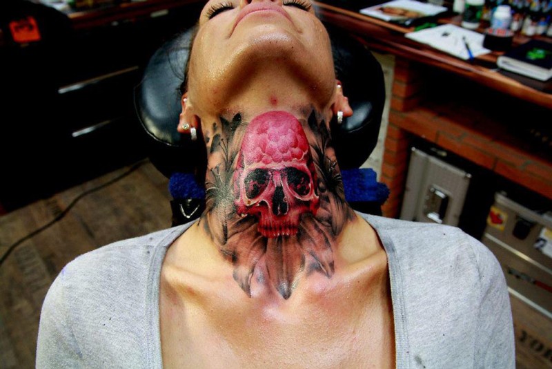 颈部华丽的粉红色骷髅与花朵纹身图案