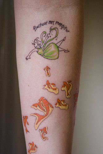 手臂彩色卡通女孩与鱼纹身图案