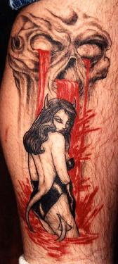 腿部彩色恶魔女孩头盖骨和血纹身