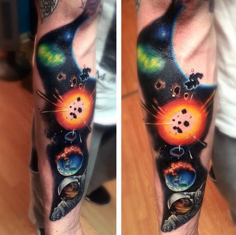手臂逼真彩绘太空和宇航员纹身图案