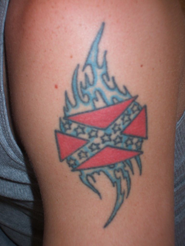 肩部彩色联邦国旗部落纹身图案