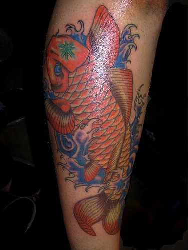 腿部红色的锦鲤鱼戏水纹身图案