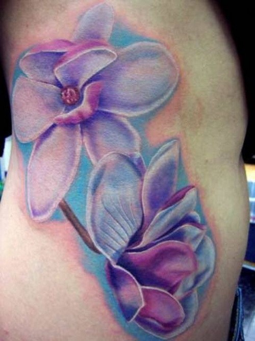 腰侧彩色逼真的紫茉莉花纹身图案