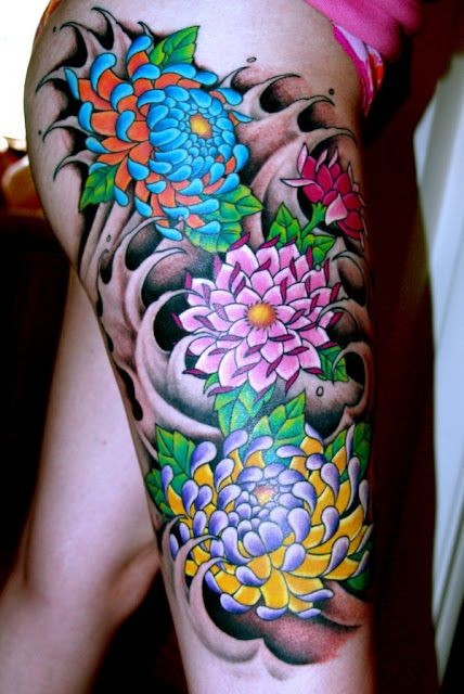 女性腿部彩色菊花纹身图案