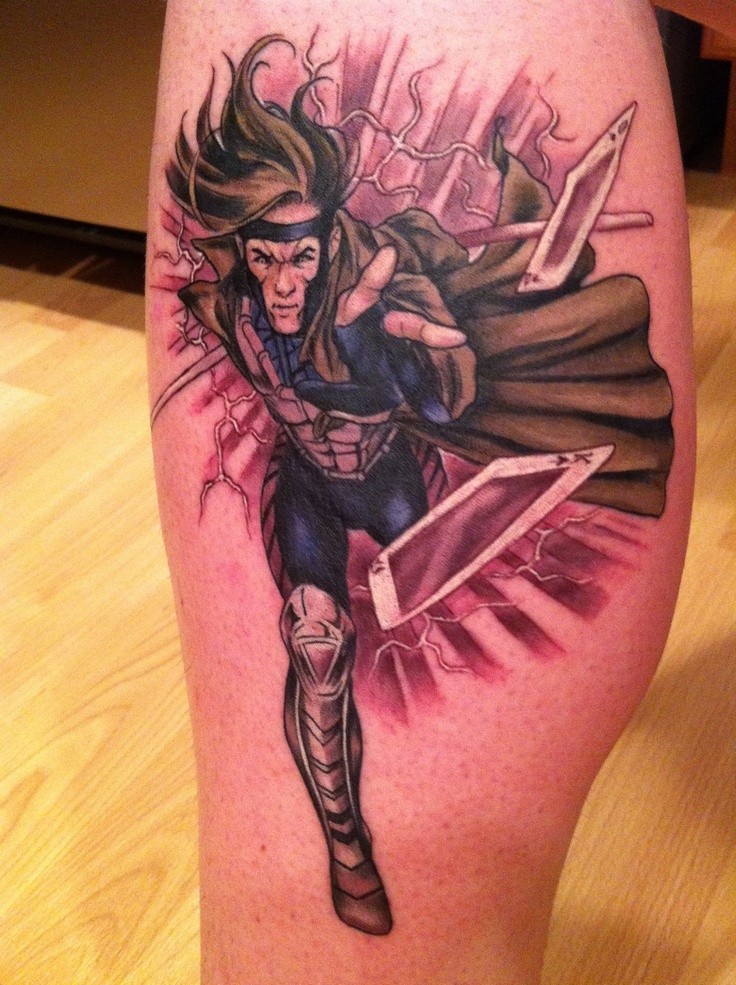 小腿漫画风格彩色战士与扑克牌纹身图案