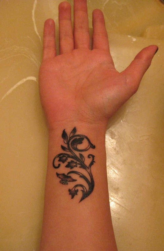 手腕花朵藤蔓纹身图案