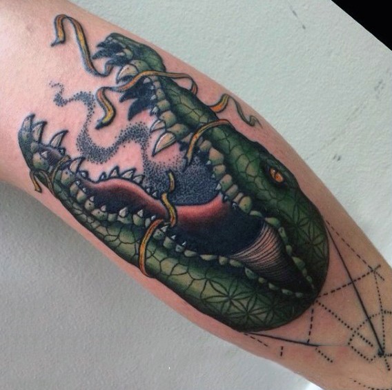 腿部旧学校风格彩色鳄鱼头纹身图案
