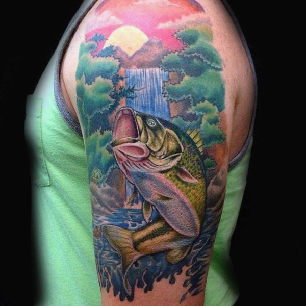 大臂绚丽彩绘鱼和山河纹身图案