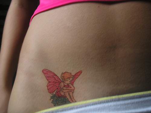 女生腹部红色的小精灵纹身图案