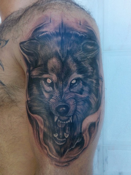 大臂彩色邪恶的狼头纹身图案