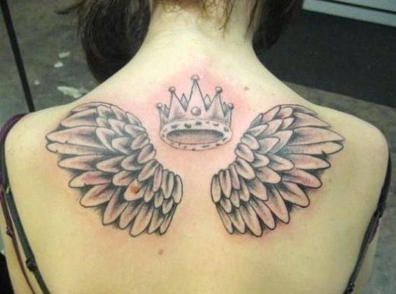 女生背部皇冠和翅膀纹身图案