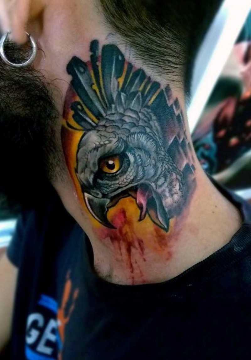 脖子现代风格的尖叫鹰头纹身图案