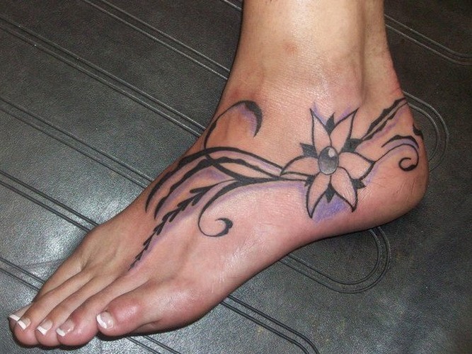 女性脚背彩色花朵图腾纹身图案