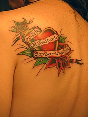 肩部彩色红玫瑰和心纹身图片