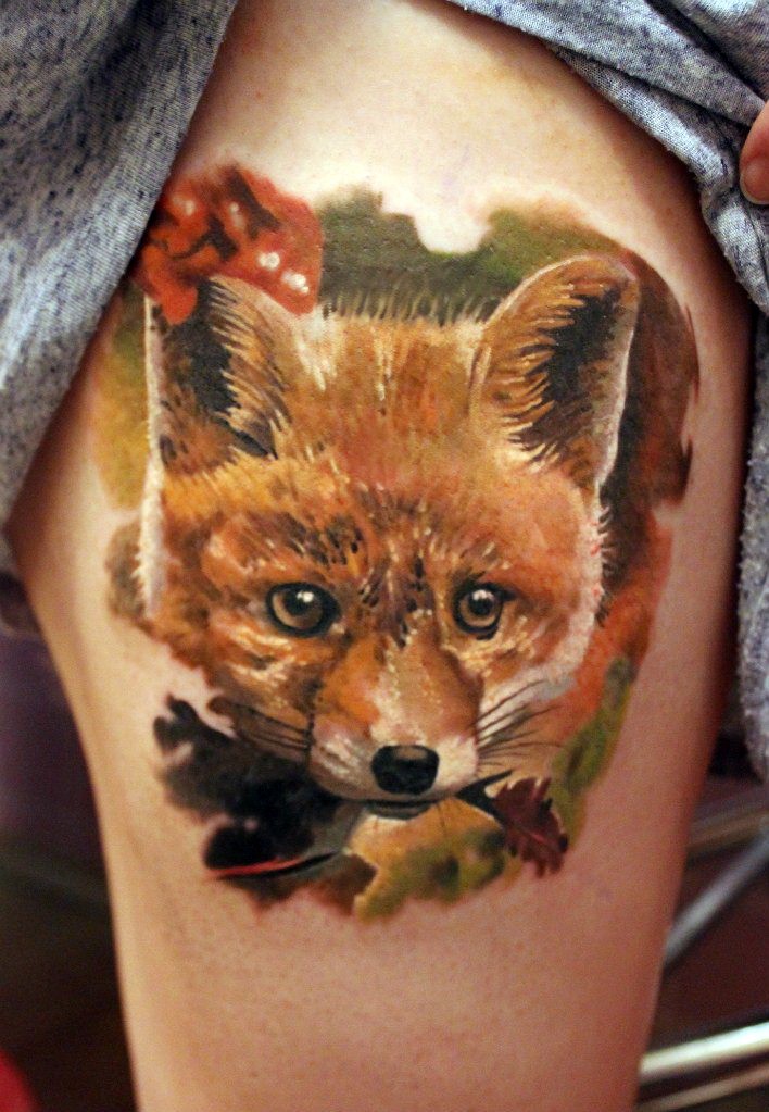 腿部彩色逼真的有趣狐狸纹身图案