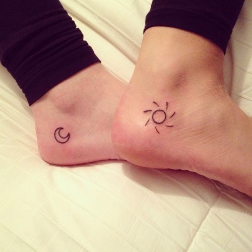 脚部小而可爱的太阳和月亮纹身图案