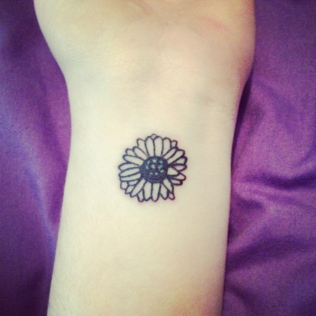 手腕简单的小雏菊纹身图案