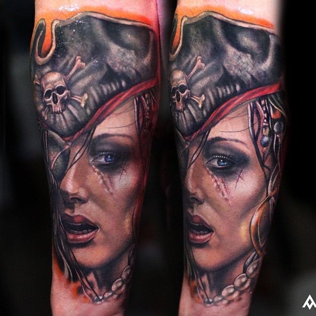 手臂彩色逼真的女性海盗肖像纹身图案