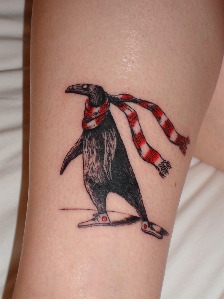 可爱的彩色企鹅与围巾纹身图案