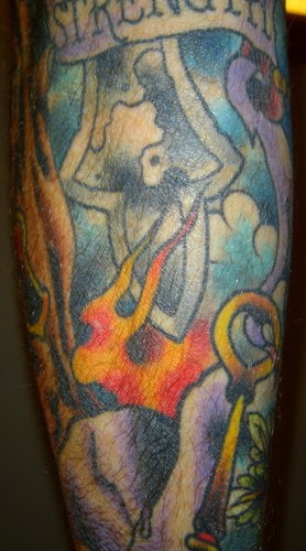 手臂彩色燃烧的盾牌纹身图案