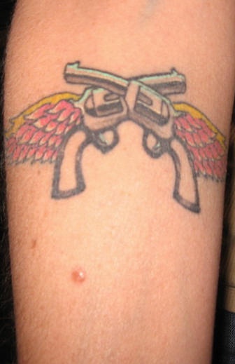 手臂彩色手枪与翅膀纹身图案