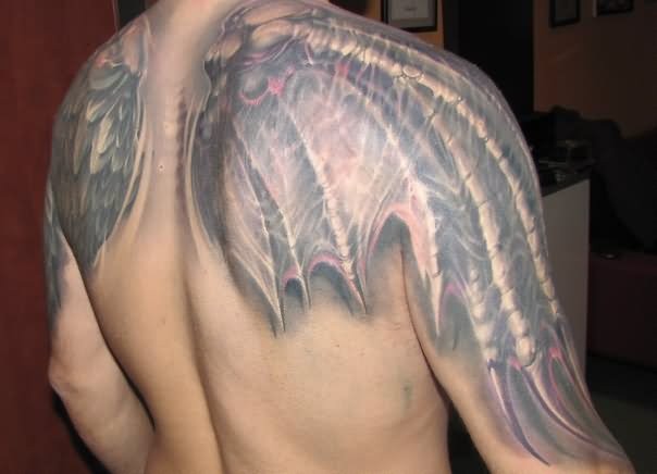 男性肩部彩色蝙蝠翅膀纹身图案