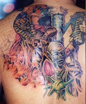 男性背部木乃伊彩色纹身图案