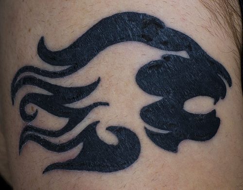 肩部黑色部落狮子头纹身图案