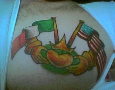 肩部彩色爱尔兰和美国的友谊纹身