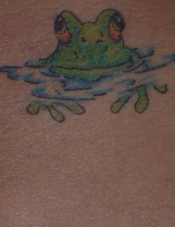 肩部彩色青蛙戏水纹身图案