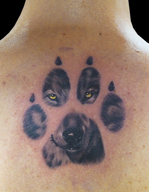 背部动物的爪子映出狼头像纹身图案