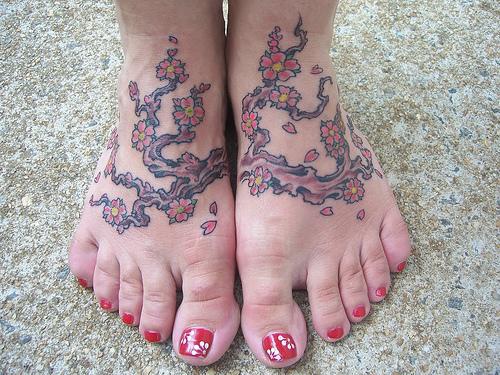 女性脚背彩色樱花树纹身图案
