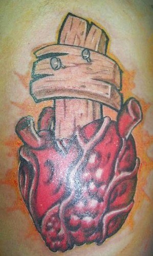 心脏与木制十字架纹身图案