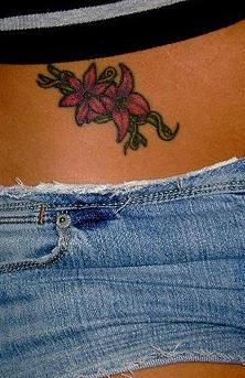 腹部彩色小百合花少女的纹身图案