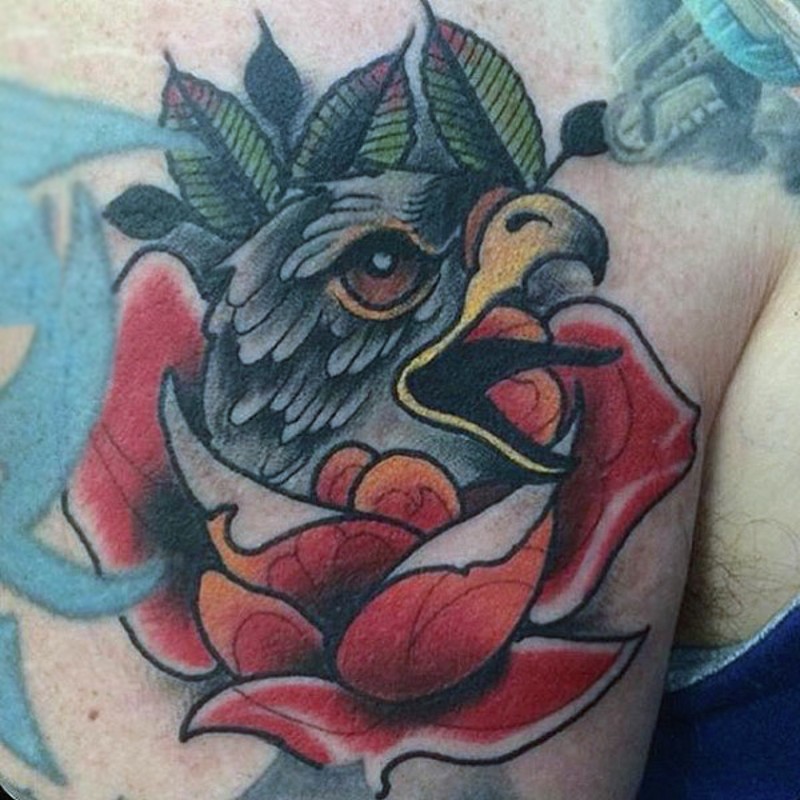 肩部传统的彩色鹰头与玫瑰花纹身