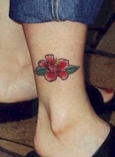 腿部彩色红芙蓉花纹身图案
