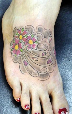 女性脚背彩色樱桃花纹身图案