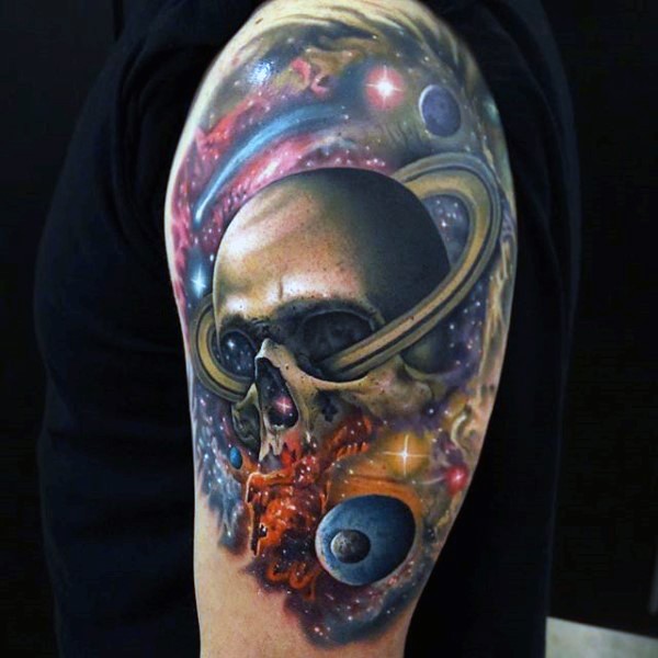 大臂彩绘逼真的太空星球与骷髅纹身图案