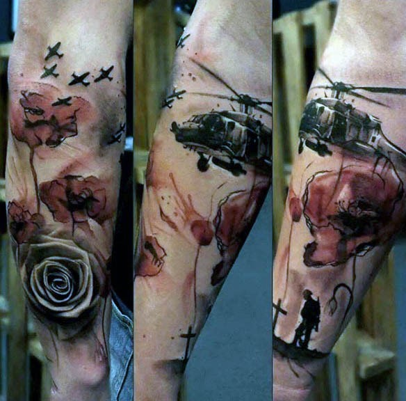 手臂戏剧风格彩绘军事与花朵纹身图案