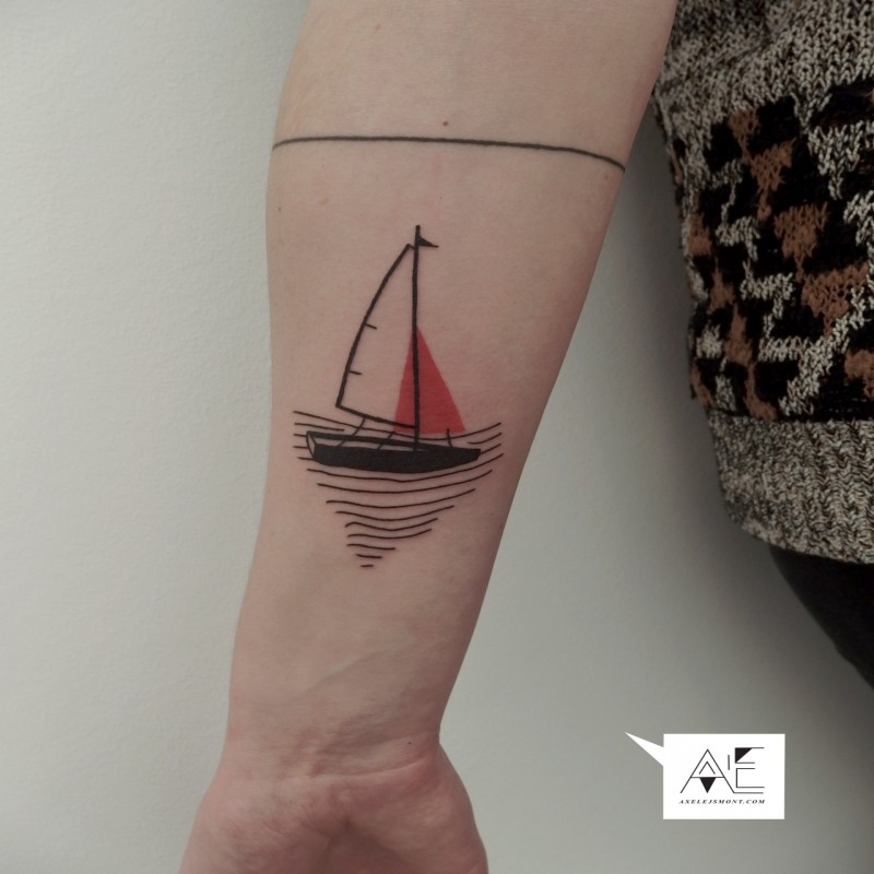 手臂简单的线条小船纹身图案