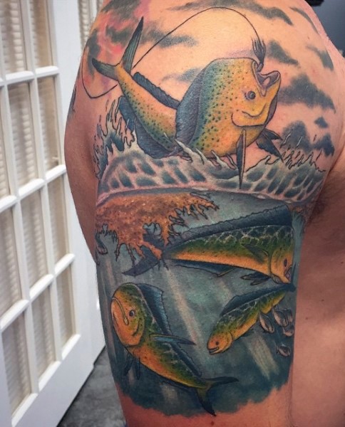 肩部令人印象深刻的彩绘独特的钩鱼纹身