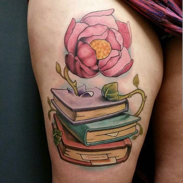 大腿彩色幻想花与书籍程式化纹身图案