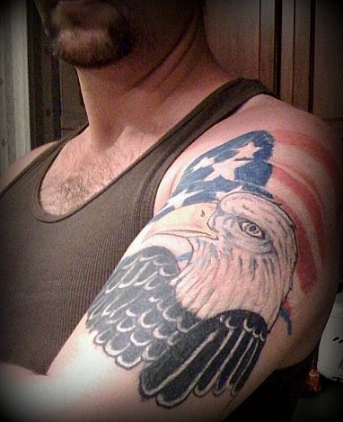 大臂美国国旗上的鹰纹身图案