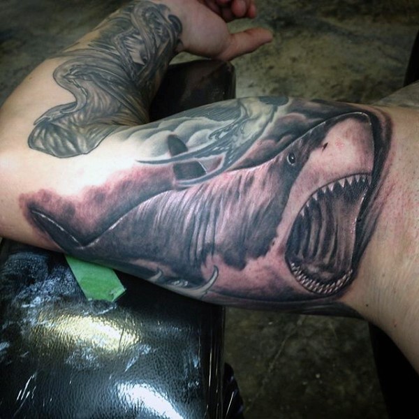 灰色邪恶鲨鱼纹身图案