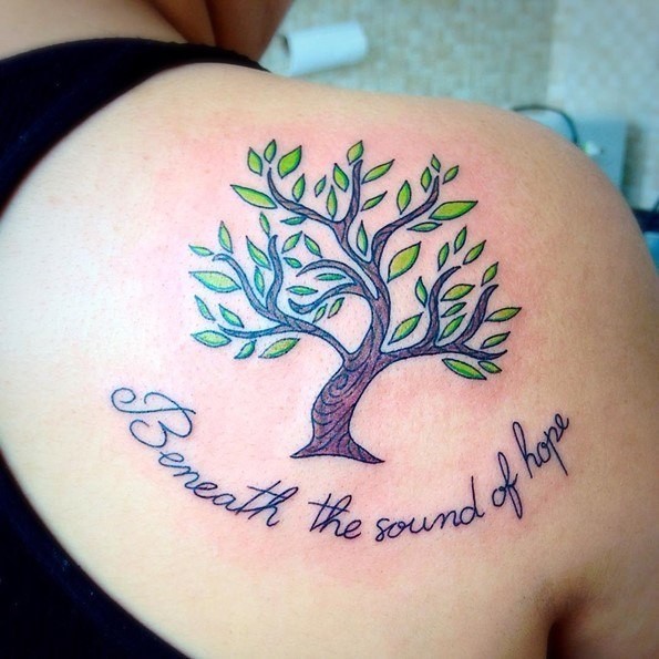 肩部彩色漂亮的大树纹身图案