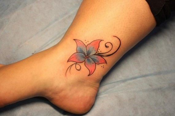 女孩脚踝鲜艳的花朵纹身图案