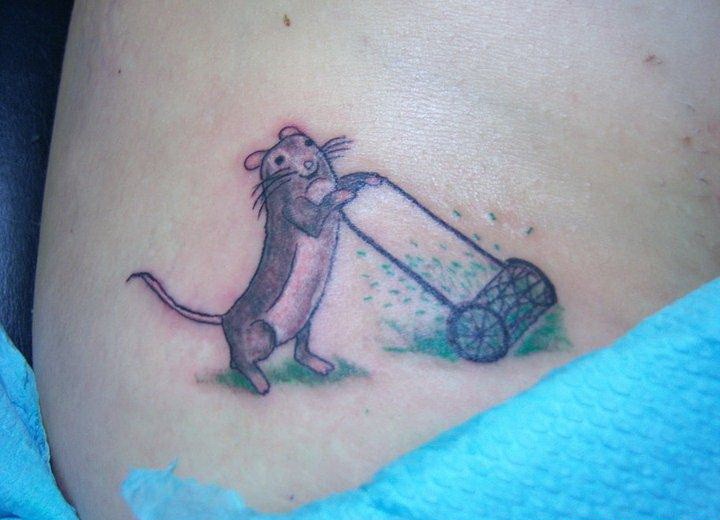 老鼠和割草机卡通纹身图案