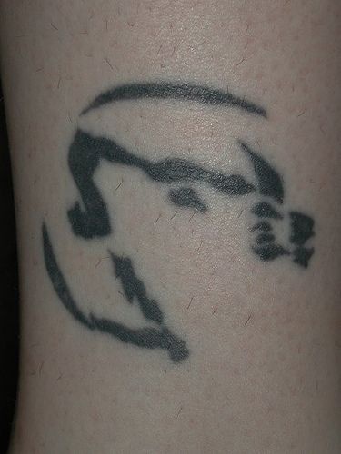 手臂黑色简约狼头符号纹身图片